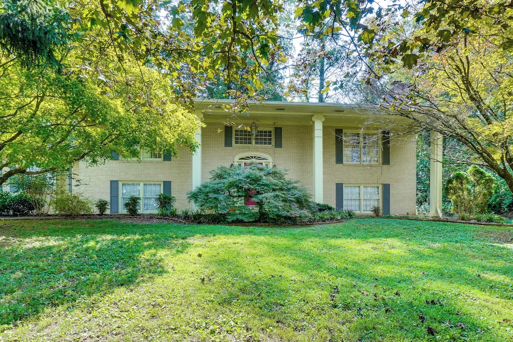 1 Mi to Dtwn: Quiet Retreat w/ Yard in Clinton