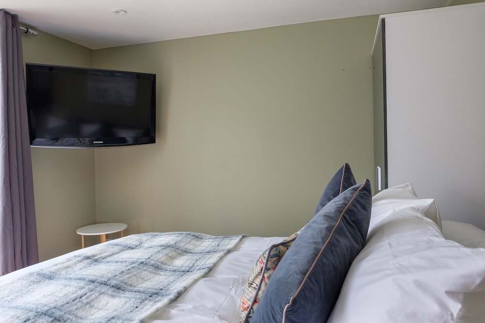 Dickens Suite view 4