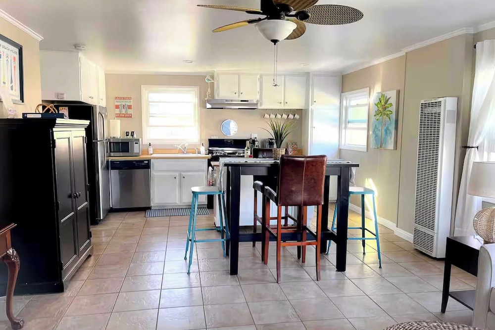 Waterfront Newport Condos w. Dock Access, Walk to Balboa Fun Zone and Beach