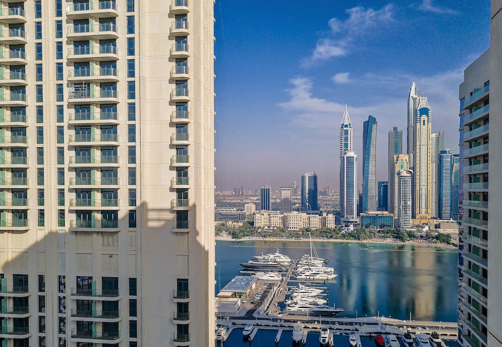 Stylish 2BR in Emaar Beach Front w/ Private Beach