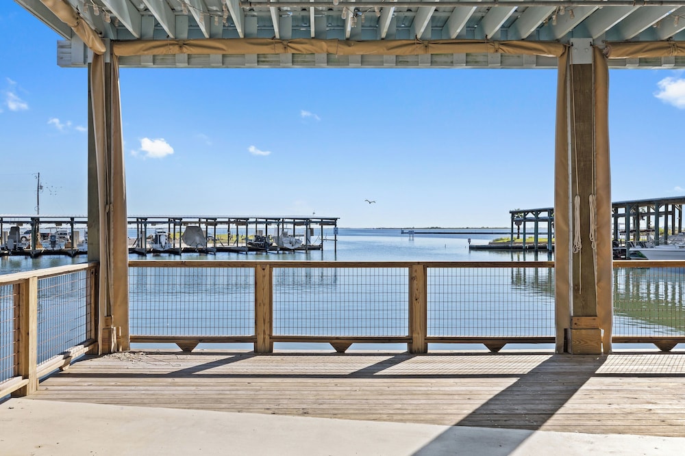 Bluff's Landing Lodge