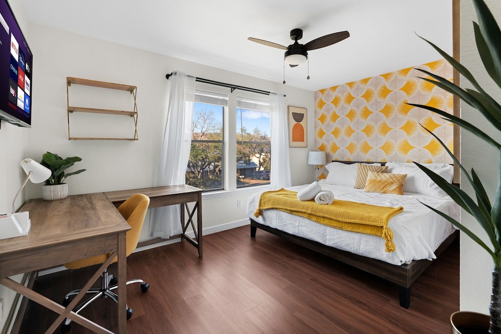 Hillside 3BR KingClose to DT Domain Q2