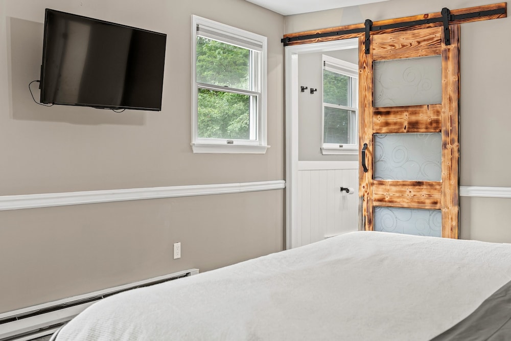 The Evergreen Escape by Avantstay Modern Cabin w Volleyball Court Hot Tub