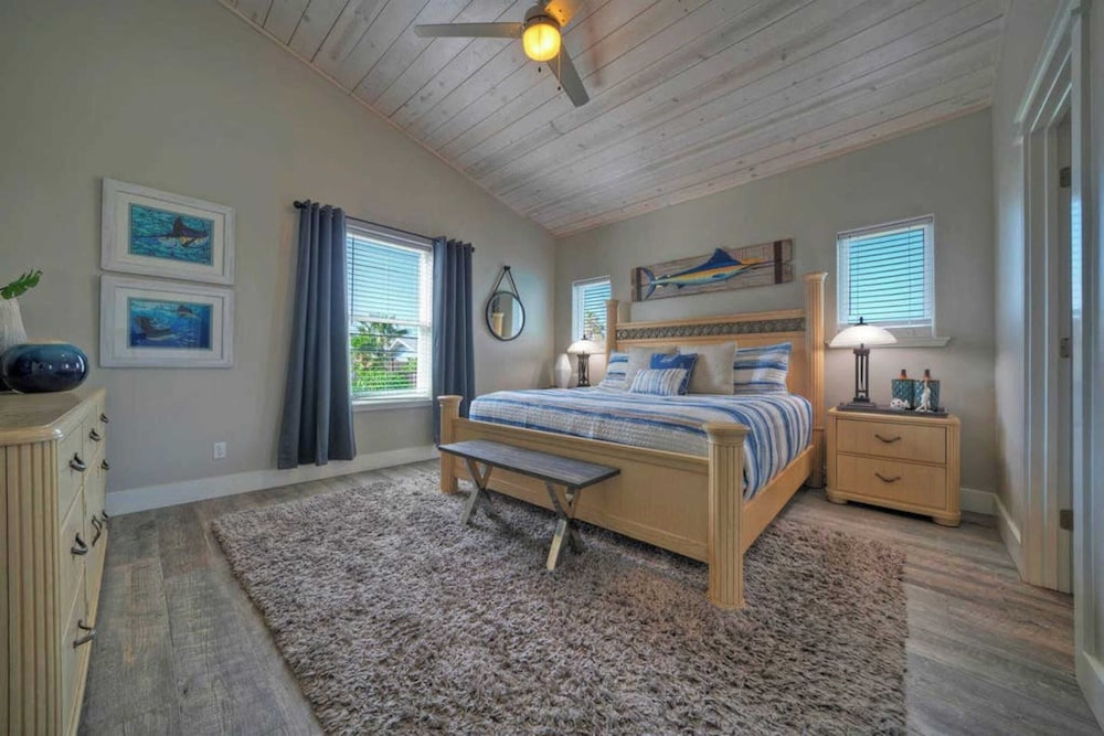 Sleeps 21, 2 Homes 2 Private Pools, Fire Pit, Swing Bar Walk to the Beach