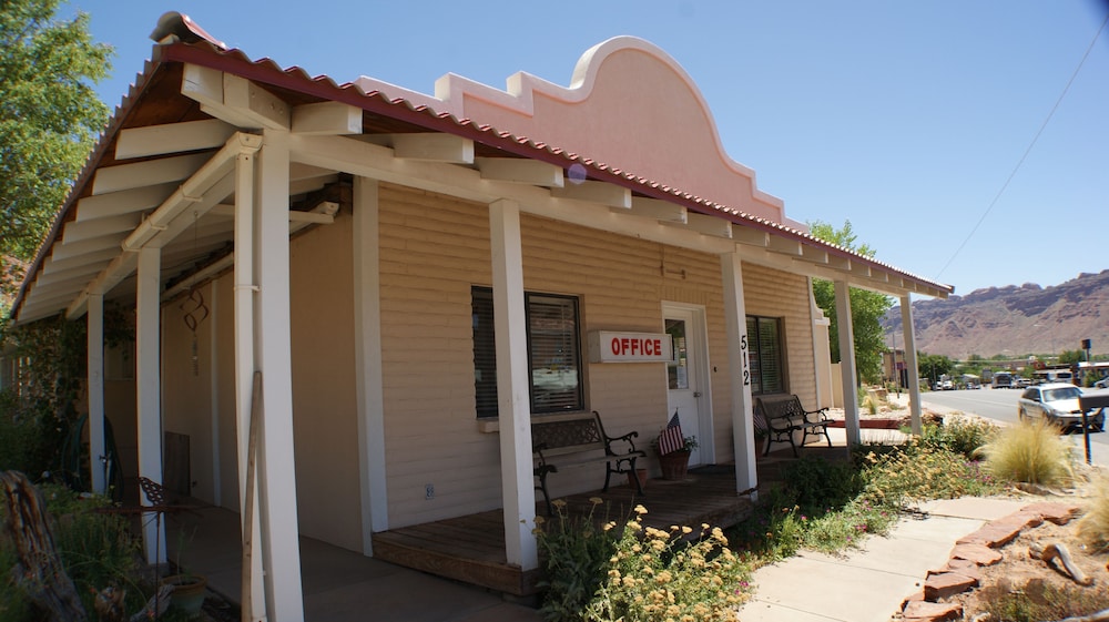 Adventure Inn & Motel