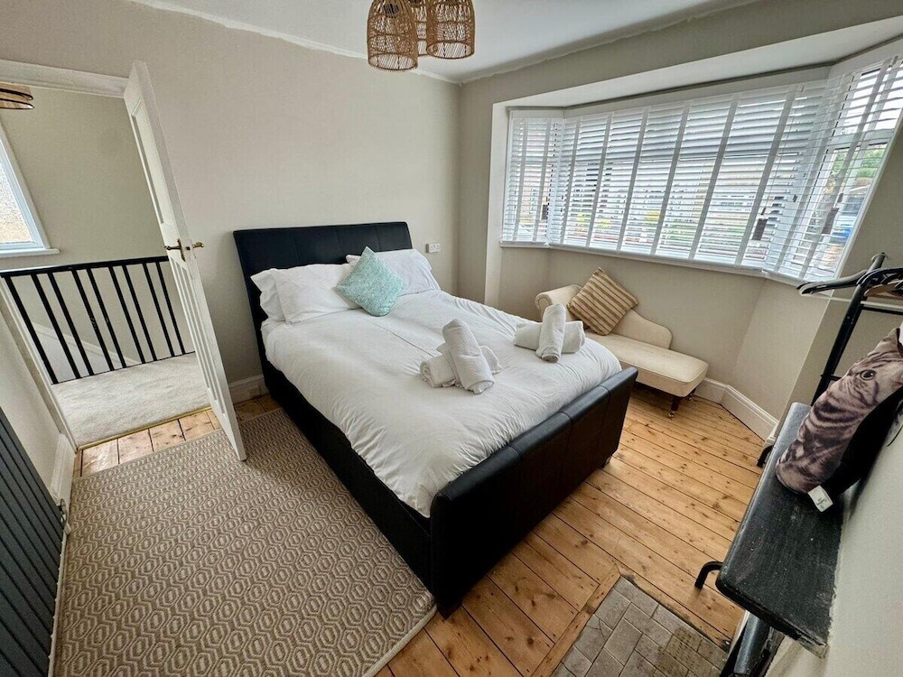 Cosy 2 Bedroom Home With Parking Near City Centre