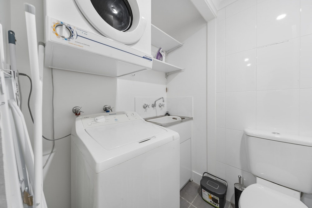 Loft-style CBD 1-bed With Rooftop Terrace & BBQ