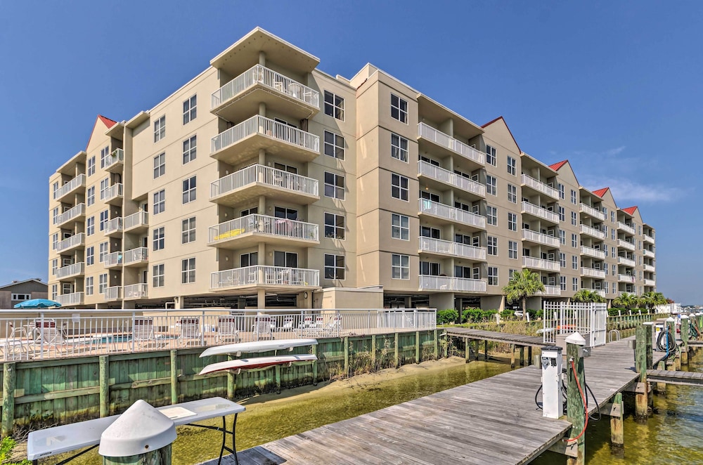 Walk to Sand! Modern Okaloosa Island Condo