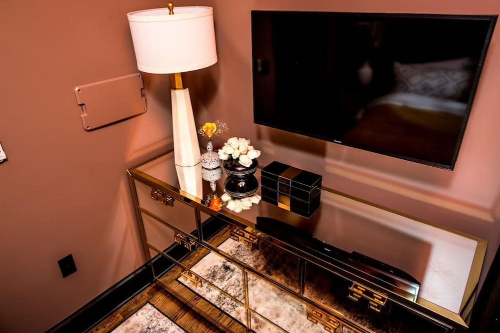 80 LEX 201 Exquisite Downtown Lodging