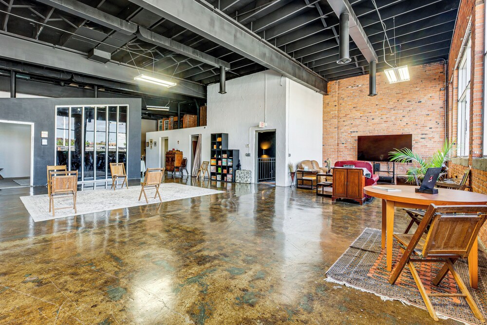Walk to Huntington Center: 5,000-sq-ft Dtwn Apt