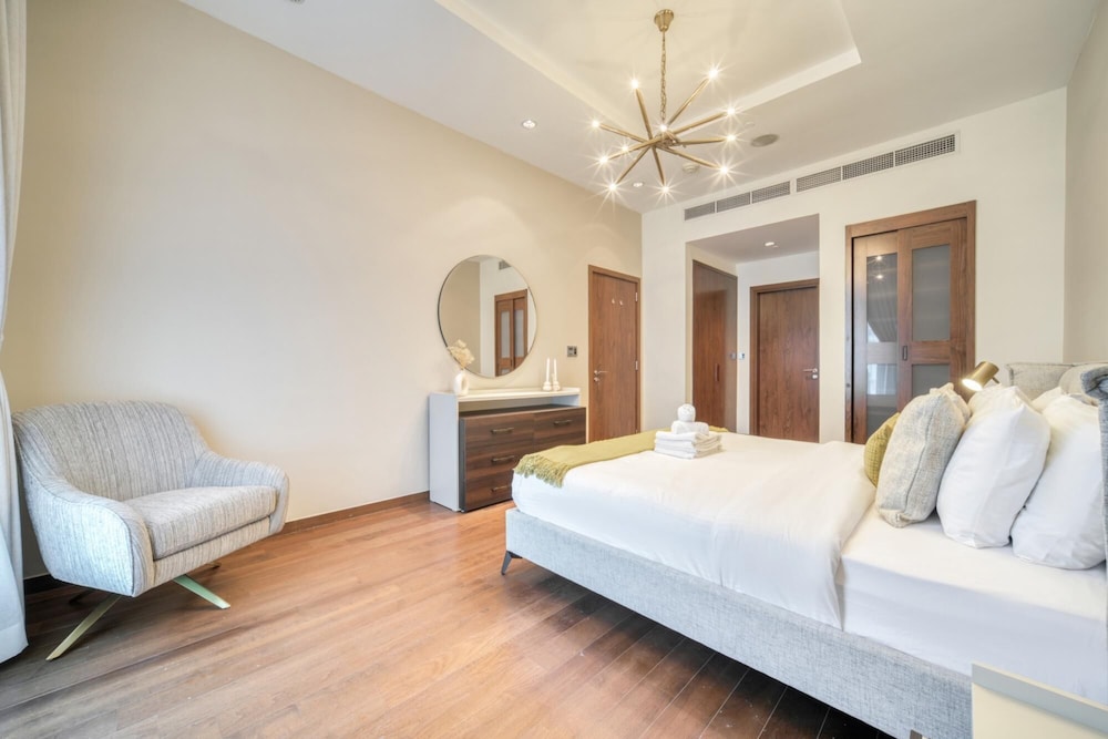 Modish Palm 3BR w Private Balcony Beach Access