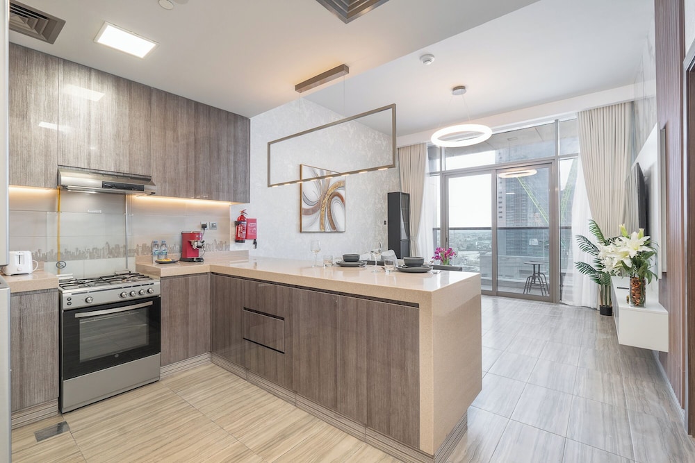 Heaven Crest Vacation Homes - Balcony with City View 1BHK in JLT Dubai Close to Metro & Marina