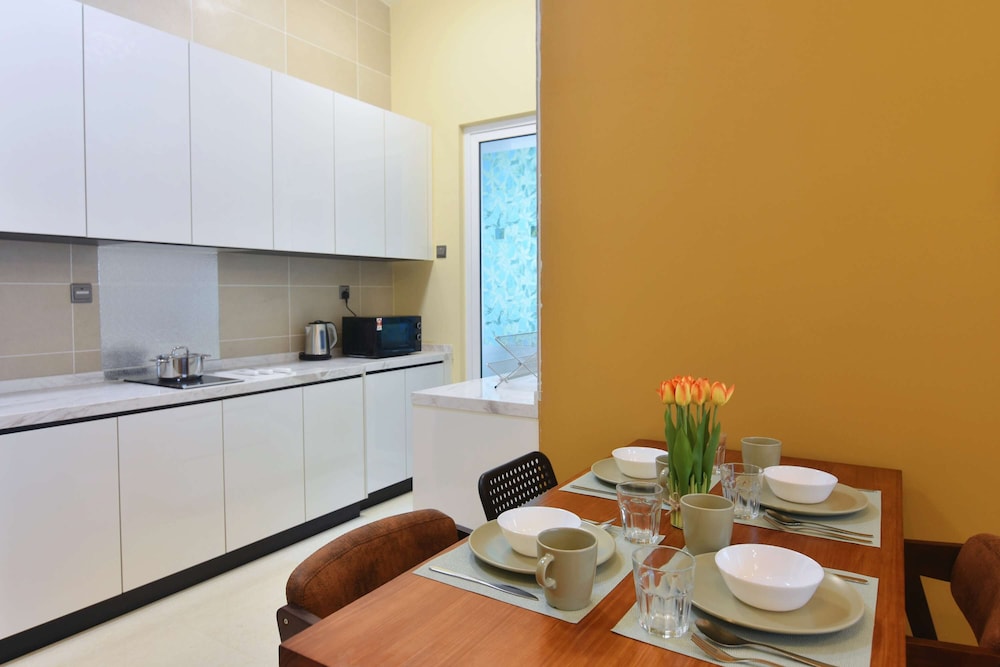 Cozy 1BR Suite at Tritower Steps to JB CIQ