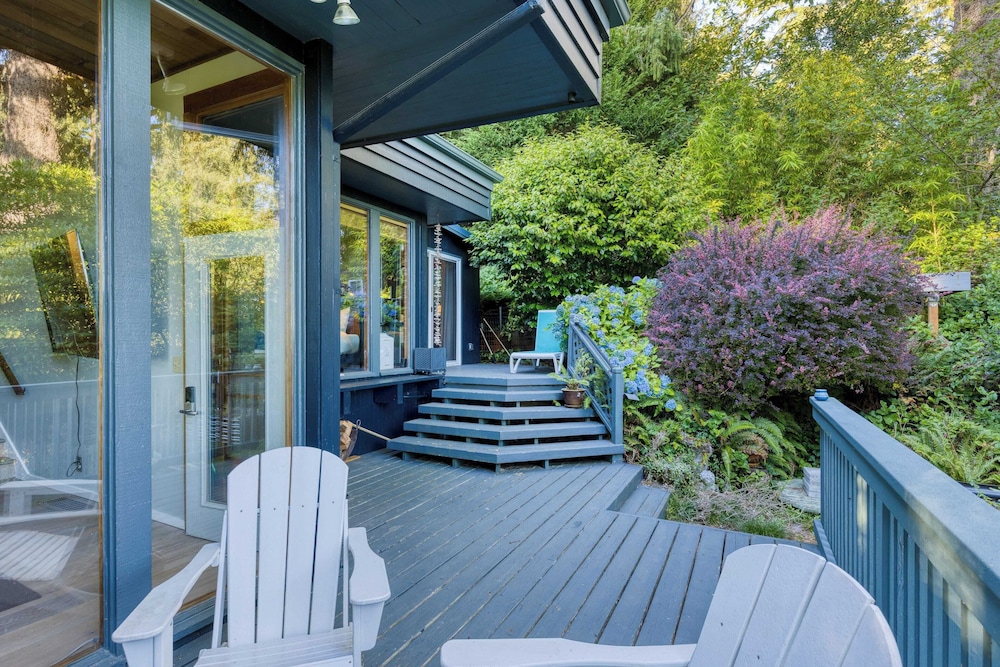 Coastal Escape w/ Balcony, Firebowl & Ocean Views Near Manzanita Sunset House by Avantstay
