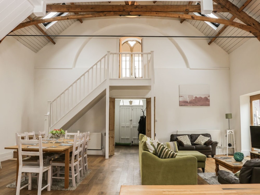 Stoke-on-trent Vacations - The Old Temperance Hall - Property Image 3