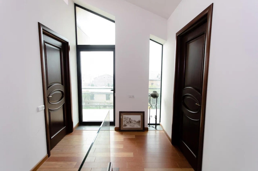 4 Bed Villa Estate Sleeps 7 - Pool, Garden, Sauna