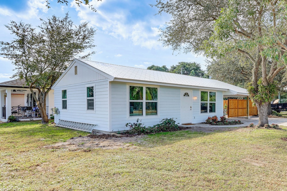 Walk to Parks, Eats & Bars: Stuart Home w/ Patio