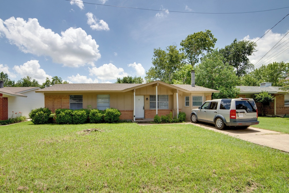 Pet-friendly Sachse Home: Large Fenced Yard