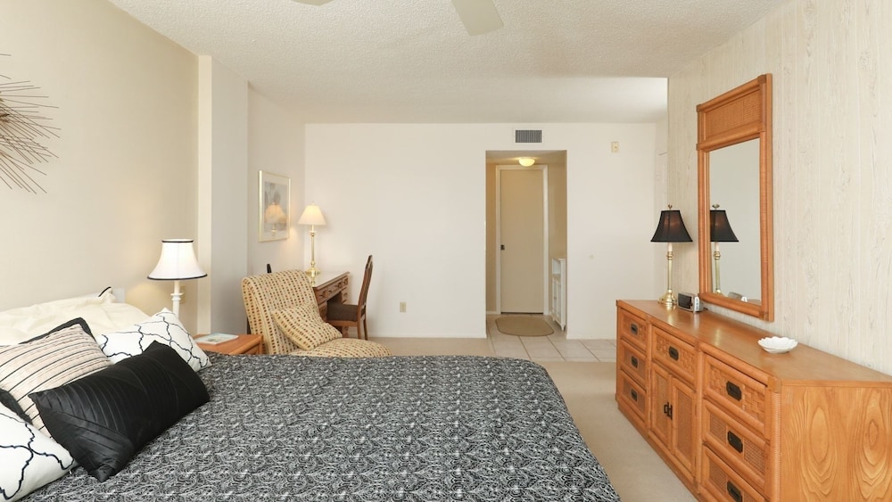 Anchorage Resort 9th Floor 2-Bedroom Condo with Balcony- Gulf Views! Pool, Beach 2 Condo