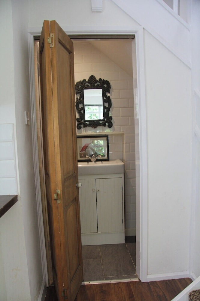 Woodlands Cozy Cottage in Gerrards Cross, Sleeps 2