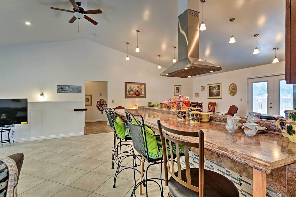 Juneau Vacations - Expansive Getaway  2 Miles to Mendenhall Glacier! - Property Image 11