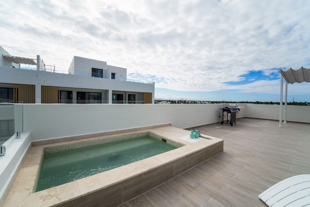 4 Bedroom Beach Penthouse w Private Rooftop
