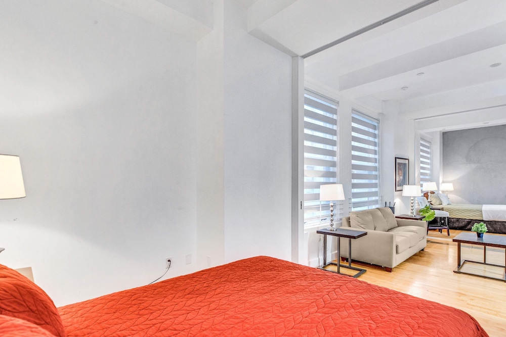 Stylish 2br/2ba At HWH by Oneluxstay