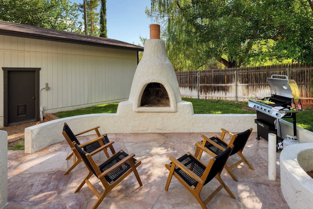Hot Tub, Sauna & Red Rock Views Near Sedona Trails Sedona Serenity Retreat by Avantstay