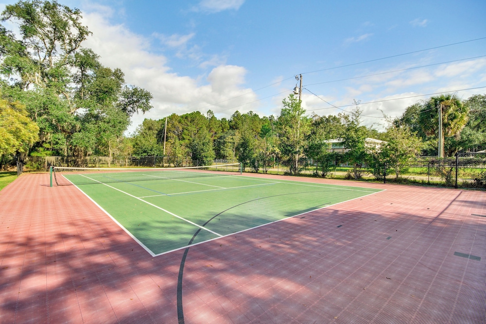 Pool, Fire Pit & Tennis Court: Gem in Bay St Louis