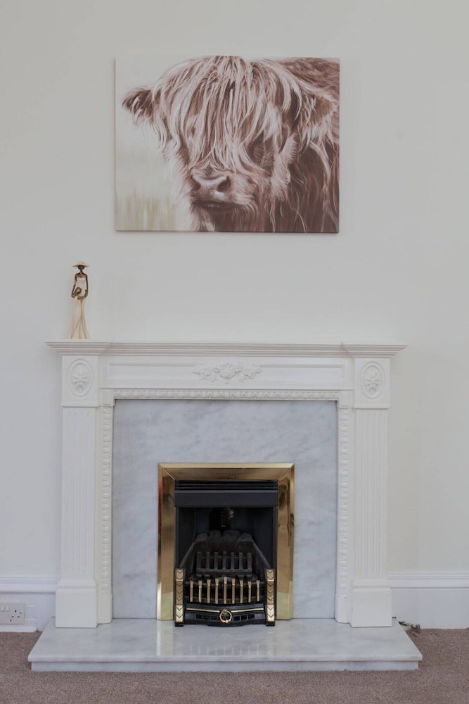 Spacious and Bright Polworth Flat