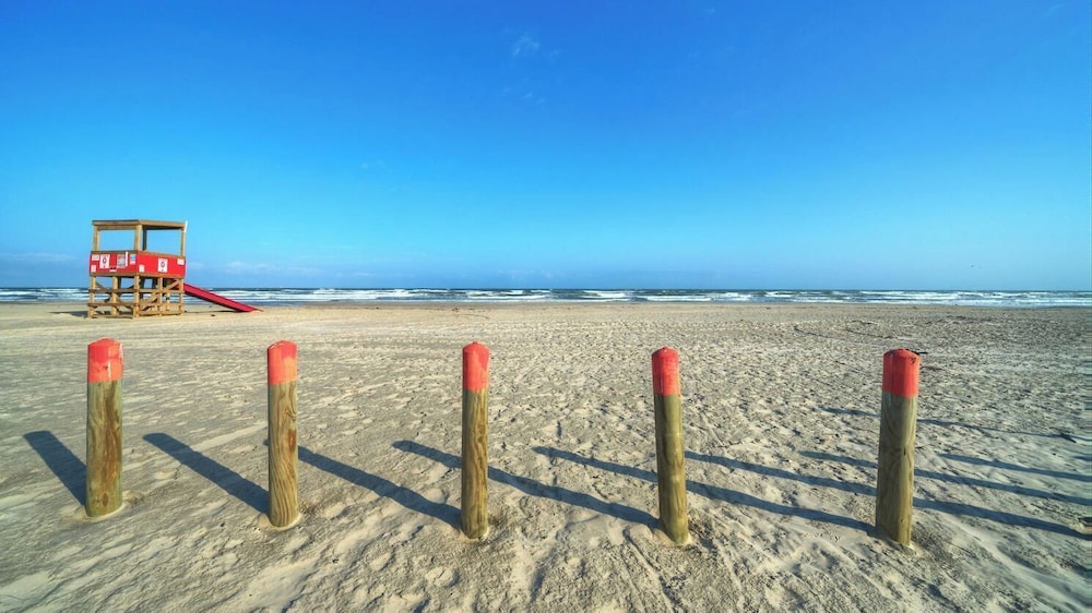 Walk to the Beach Ocean Views, Balcony Dining & Open Living Beachview 54 by Avantstay