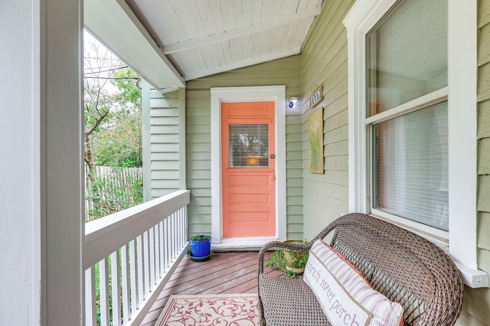 1 Mi to Dtwn Wilmington: Quiet Cottage w/ Deck