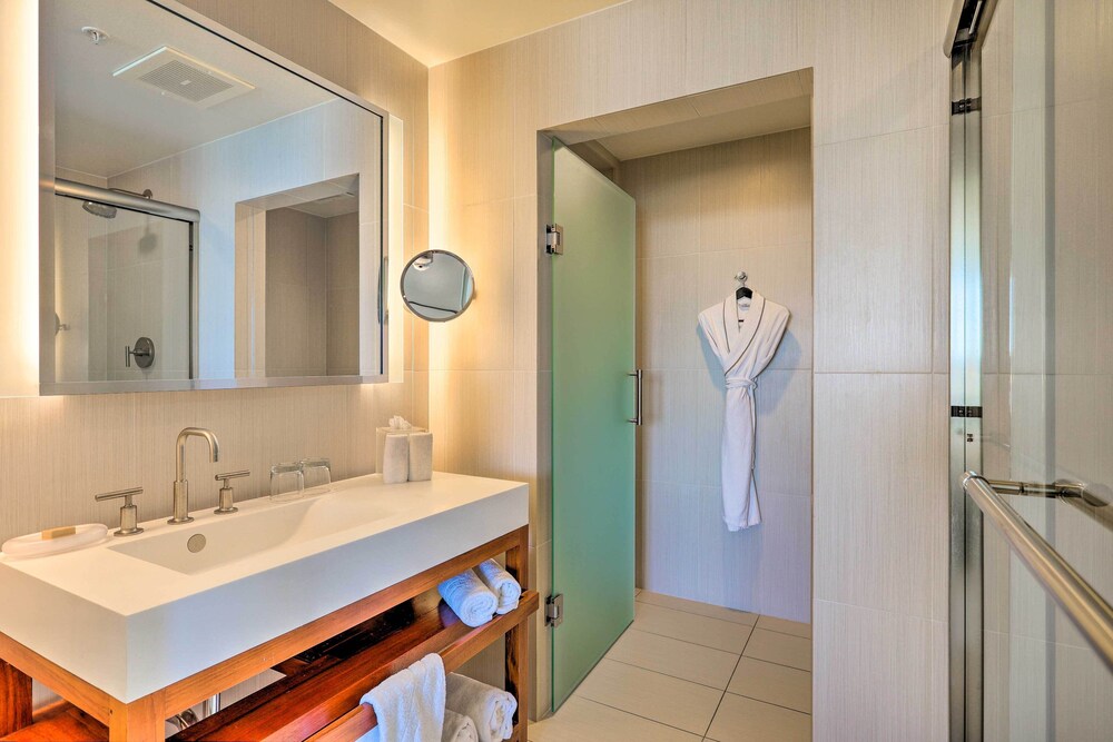 Stunning Fort Lauderdale Resort Condo w/ Pool view 4