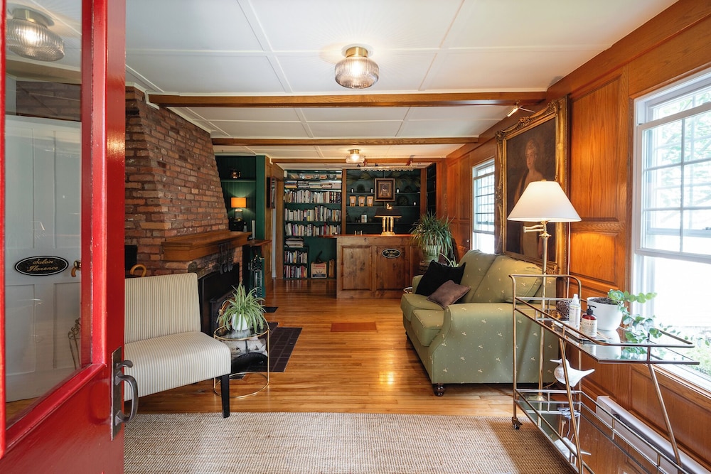 Lee Farm Inn