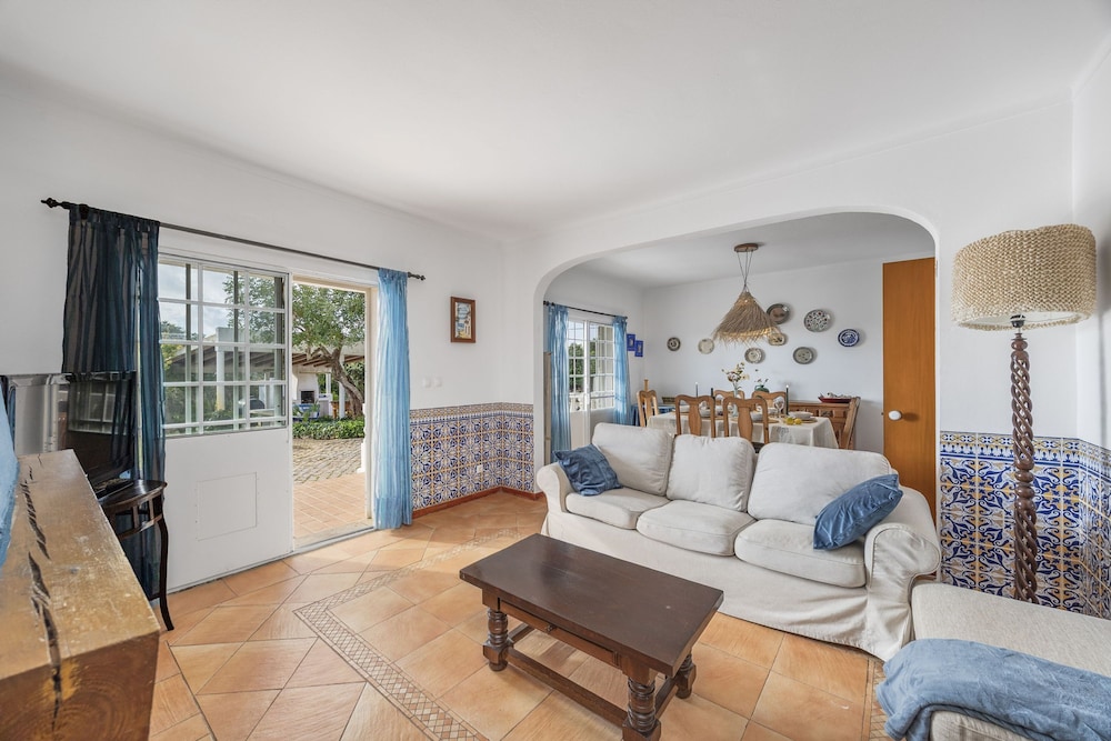 Muxima in Quelfes With 3 Bedrooms and 2 Bathrooms