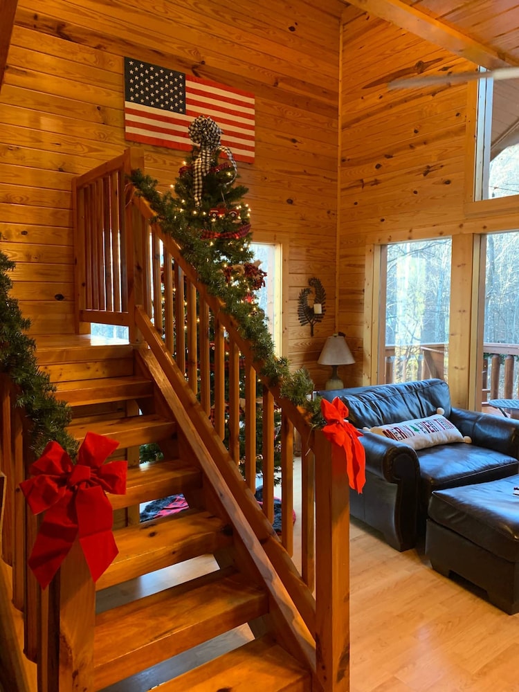 Beautiful Cabin w hot tub Sauna Pool Table