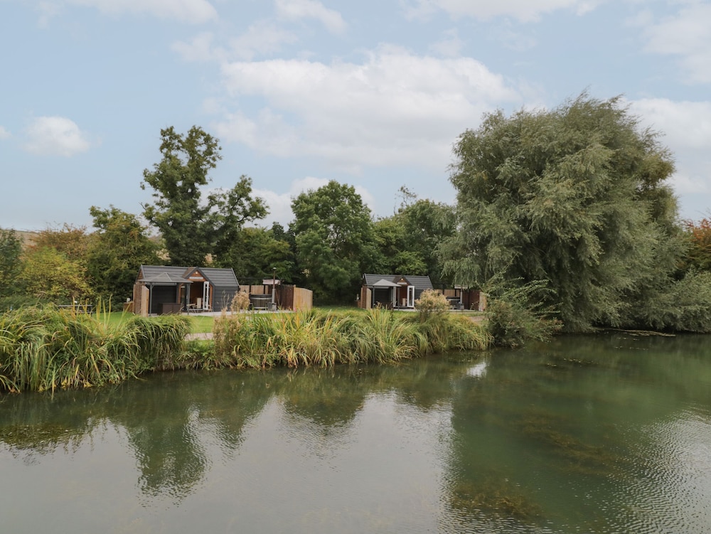 Acorn Lodge At Bridge Lake Farm & Fishery