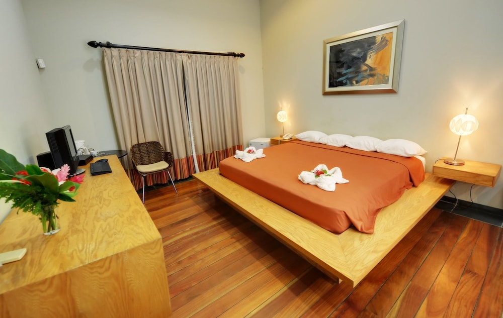Cafe de Paris B&B