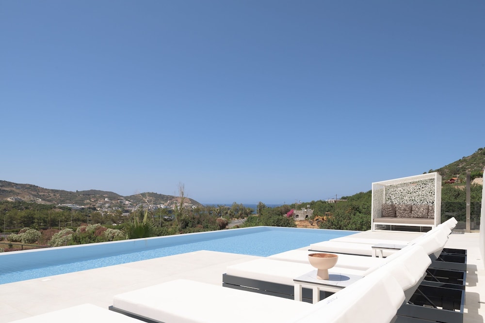 Luxurious Villa Dias With Tennis Court by Estia