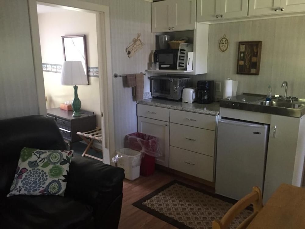 Rock Ledge Motel