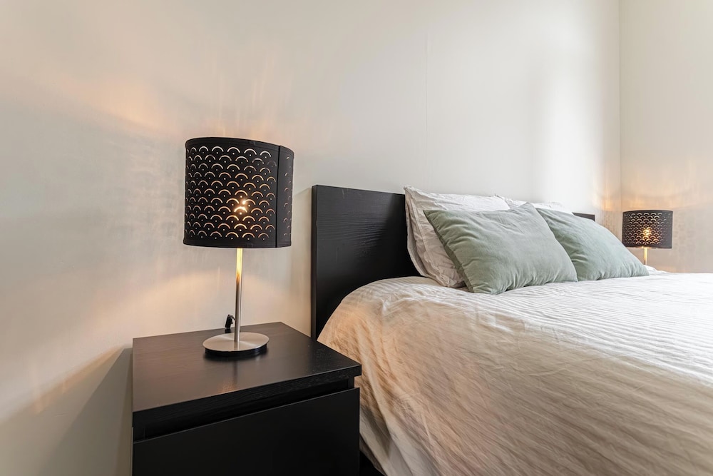 Modern 3BR Apt for 6 with Patio Ghent