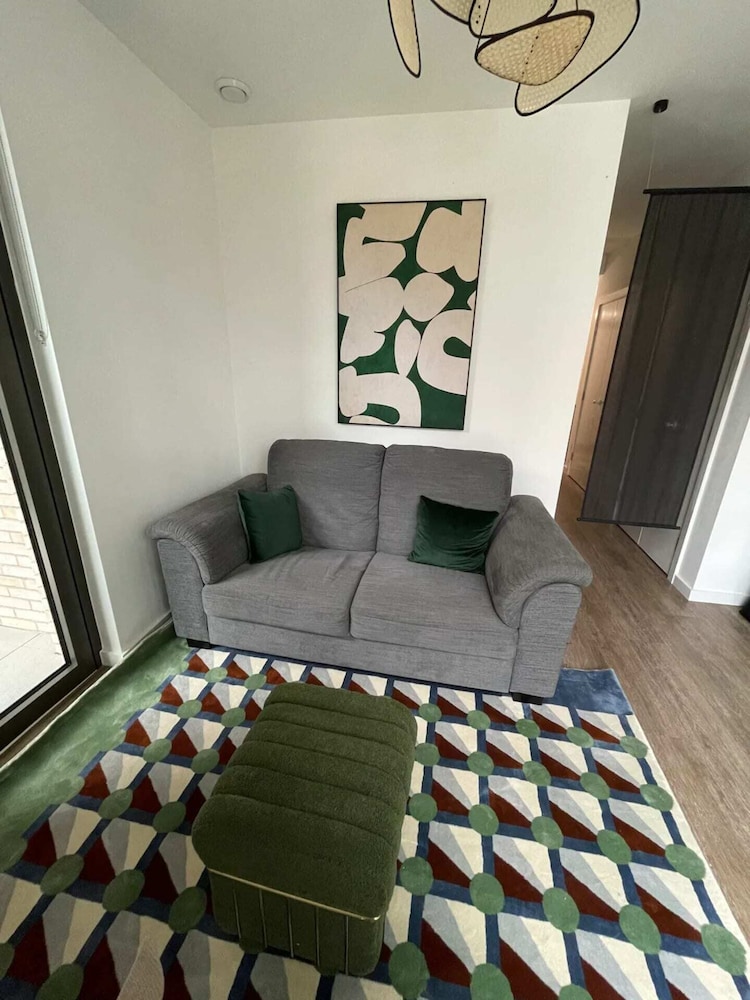 Sleek & Stylish 1BD Flat With Balcony - Old Street
