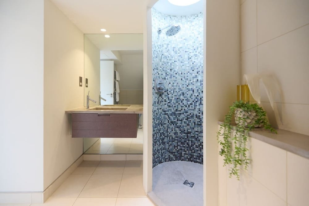 The Hampstead Garden Hideaway - 5bdr Home With Pool and Garden