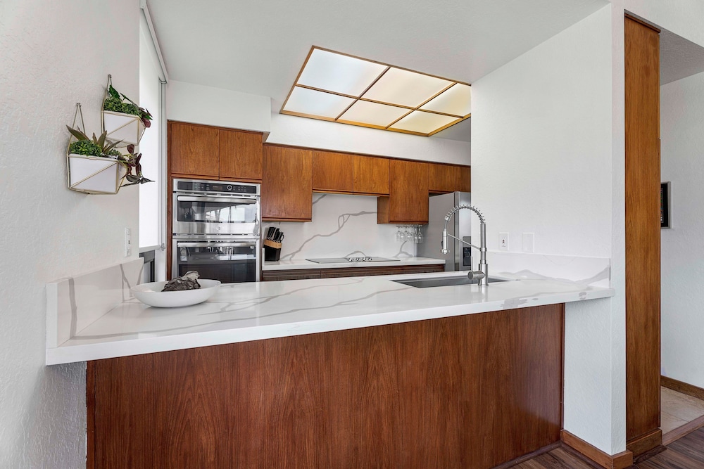Newly Renovated - Gorgeous Condo & Location - Vrkcv