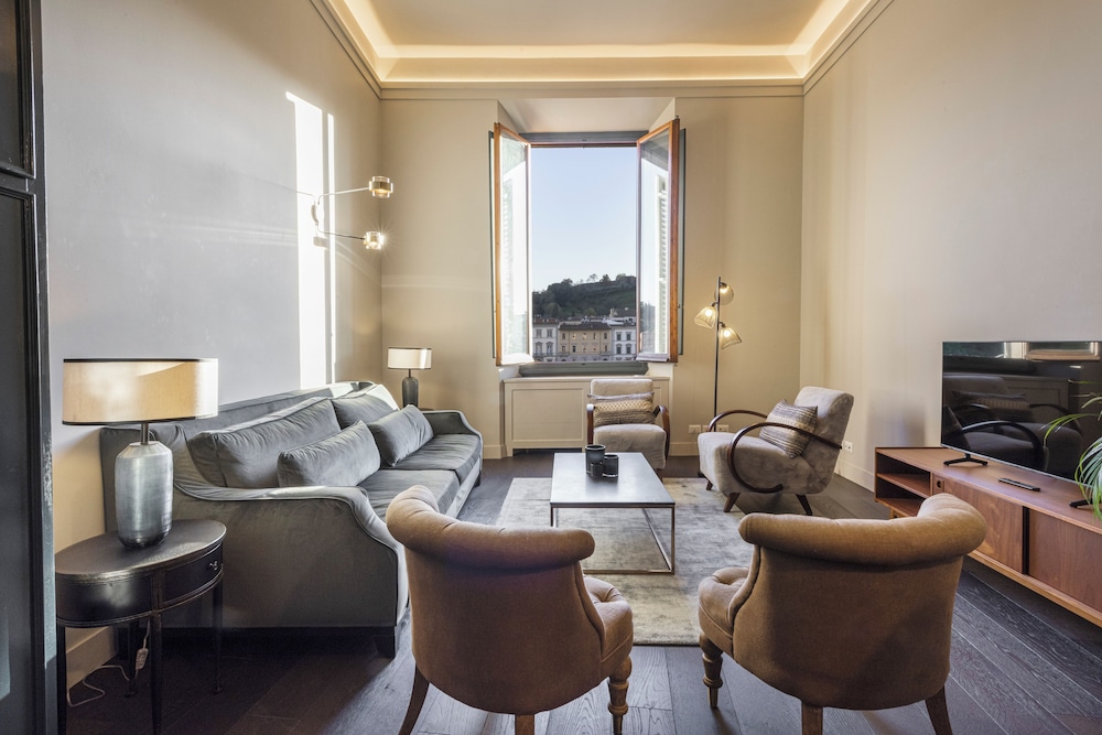 Luxury River View Apartment by MMega