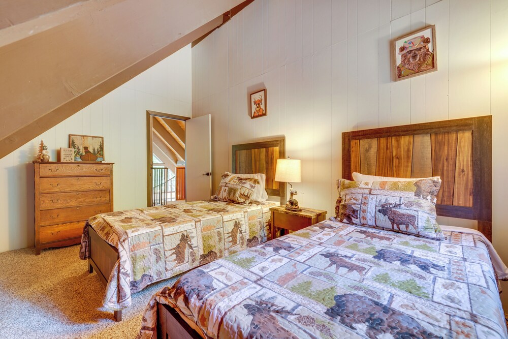 13 Mi to Skiing: Long Barn Family Cabin