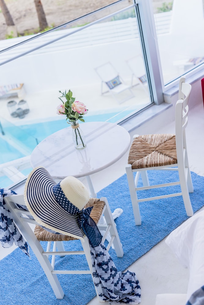 Kouros Home Hotel