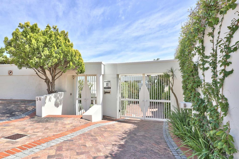 Camps Bay Home w Pool Garden Sea View Tree Villa