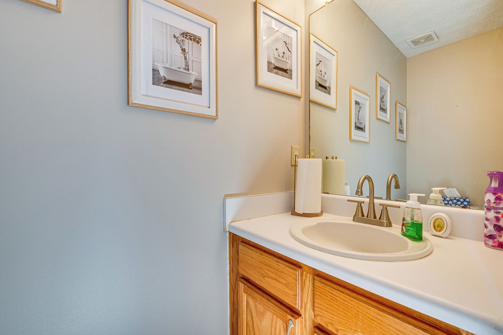10 Mi to Six Flags: Austell Home w/ Expansive Yard