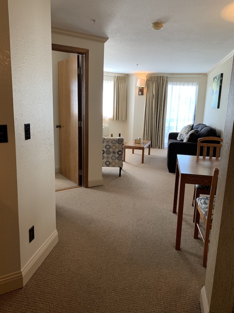 Coachman Inn & Suites